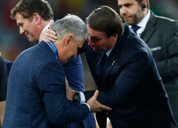 Tite recebe premiação de Bolsonaro durante Copa América de 2019
