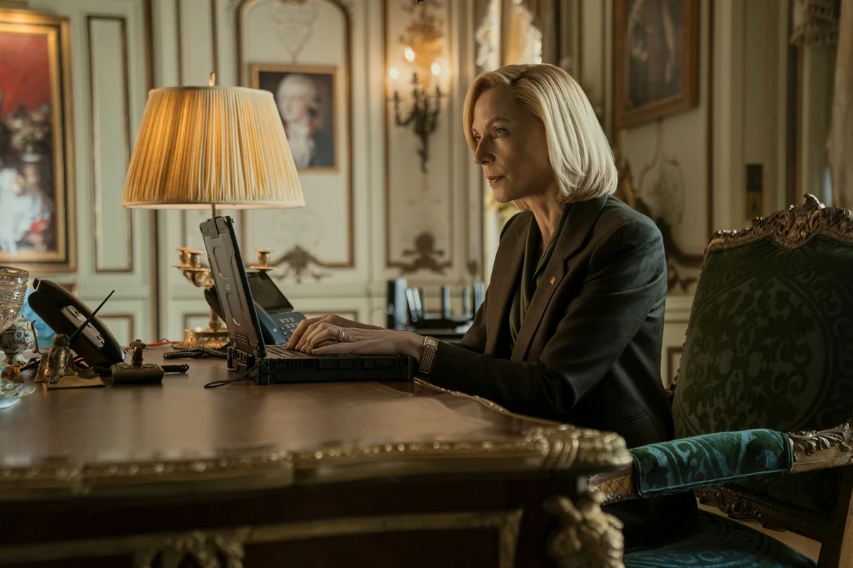 Allison Janney como Grace Penn em A Diplomata Allison Janney como Grace Penn em A Diplomata