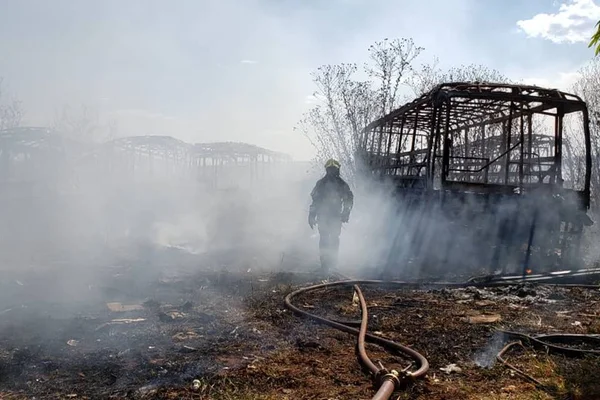 Carcaças de ônibus são destruídas durante incêndio em lote da Viva Brasília