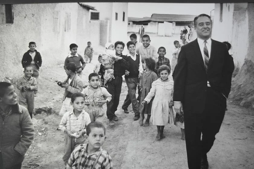 <b>Em Nome da América.</b> Este documentário nacional apresenta o nordeste brasileiro da década de 1960, quando milhares de jovens norte-americanos vieram através do programa Corpos da Paz (Peace Corpus). Com depoimentos e material de arquivo, o filme revela as contradições entre a política externa de John F. Kennedy e a motivação dos voluntários <b>Em Nome da América.</b> Este documentário nacional apresenta o nordeste brasileiro da década de 1960, quando milhares de jovens norte-americanos vieram através do programa Corpos da Paz (Peace Corpus). Com depoimentos e material de arquivo, o filme revela as contradições entre a política externa de John F. Kennedy e a motivação dos voluntários