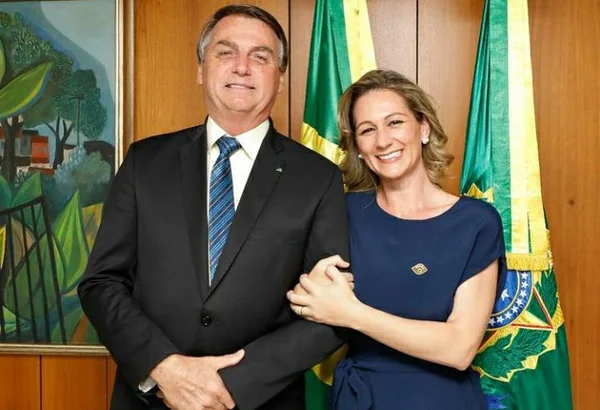 Juliana Frias, esposa do secretário da Cultura, Mario Frias, e o presidente Jair Bolsonaro