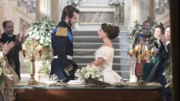 A princesa Leopoldina (Bruna Griphao) vai se casar com o príncipe Augusto (Gil Coelho), em Nos Tempos do Imperador