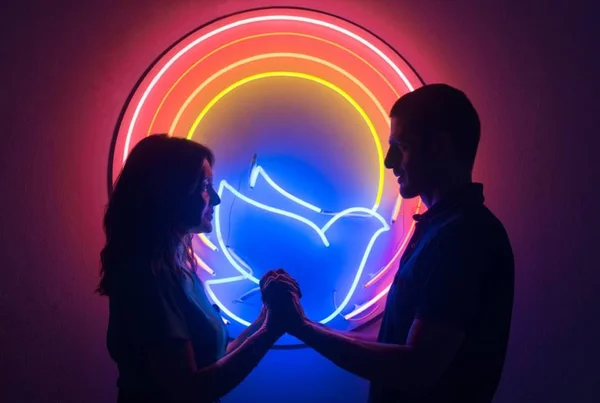 Divino Amor, com Dira Paes, ganha pré-estreia e debate em Brasília