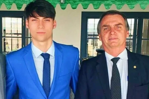 Em shopping de Brasília, “Bolsonaro Júnior” compra terno para posse