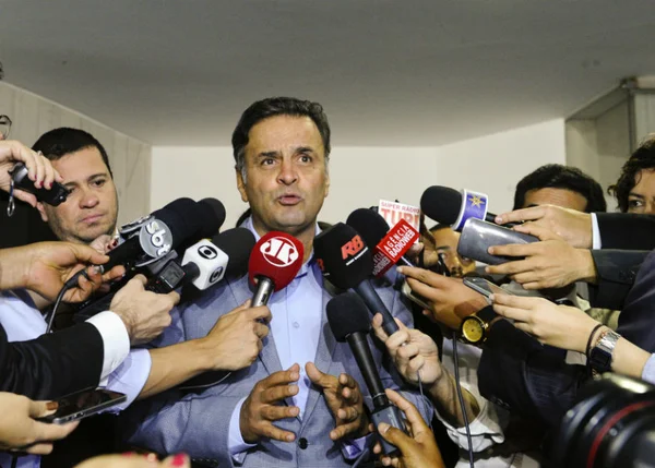 Aécio reúne lideranças da oposição em seu gabinete no momento da posse de Lula