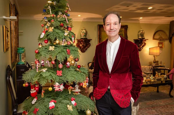 Colecionador Amador Outerelo recebe amigos queridos em jantar de Natal
