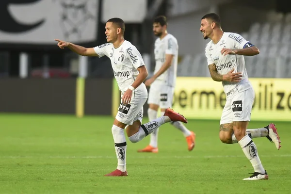 Marcos Guilherme marca o gol da vitória para o Santos