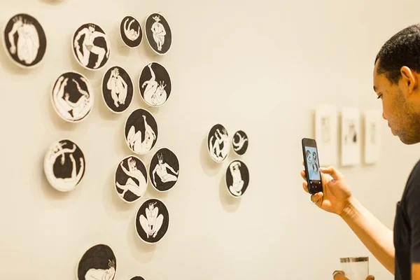 Conheça a galeria especializada em arte homoerótica de Brasília