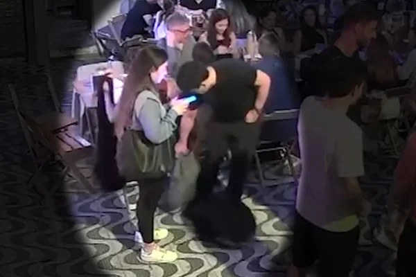 "Cara de pau": casal é flagrado furtando durante happy hour em área nobre de SP
