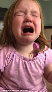 Depois de um choro incontrolável, ela abraça a mãe Depois de um choro incontrolável, ela abraça a mãe