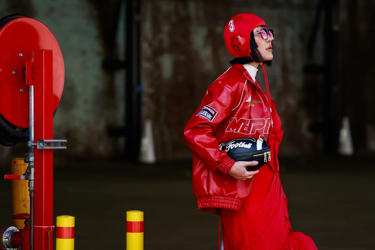 Charlene Davies usa capacete vermelho da TAG Heuer, jaqueta de couro e vestido de gala inspirado na F1 durante o Australian Fashion Week de 2025 Charlene Davies usa capacete vermelho da TAG Heuer, jaqueta de couro e vestido de gala inspirado na F1 durante o Australian Fashion Week de 2025