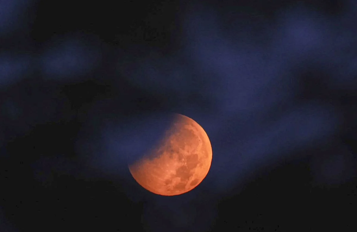 m eclipse lunar parcial, causado pela passagem da Lua pela sombra da Terra, é observado em Ancara, capital da Turquia m eclipse lunar parcial, causado pela passagem da Lua pela sombra da Terra, é observado em Ancara, capital da Turquia