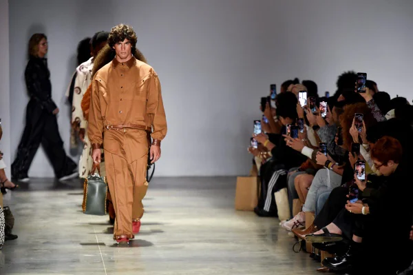 Na imagem com cor, foto do desfile da Dendezeiro no SPFW - metrópoles