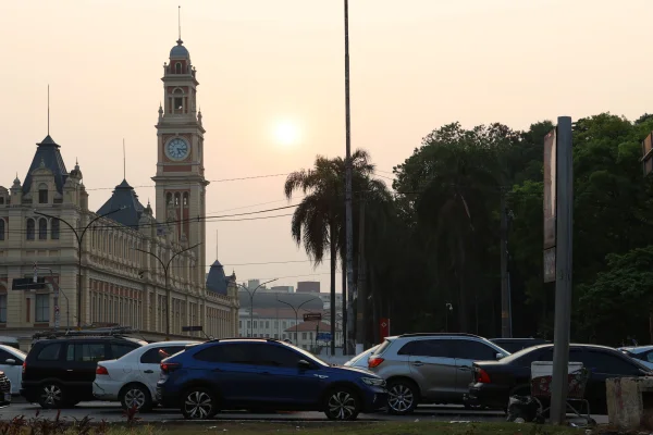 Pôr do sol com tempo seco e qualidade do ar muito ruim na Estação da Luz - Metrópoles