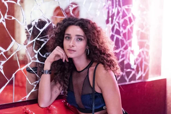 Letícia Laranja esclarece rumores de affair com Cauã Reymond