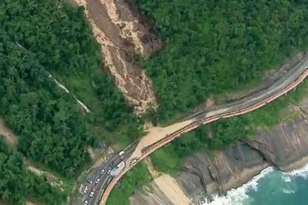 Deslizamento de terra interdita Avenida Niemeyer no Rio de Janeiro