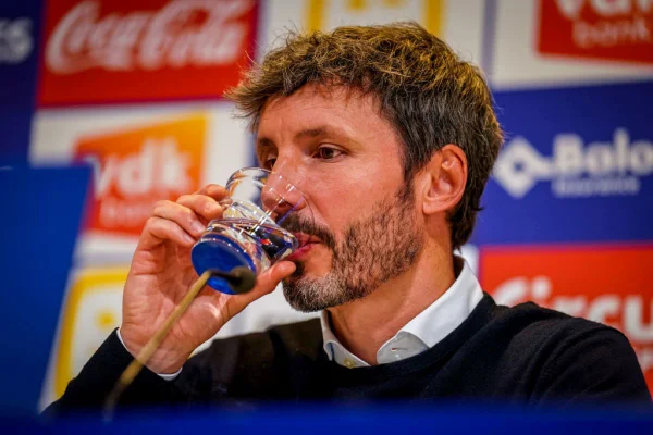 Mark Van Bommel, ex-jogador e agora treinador, bebe água em coletiva de imprensa - Metrópoles