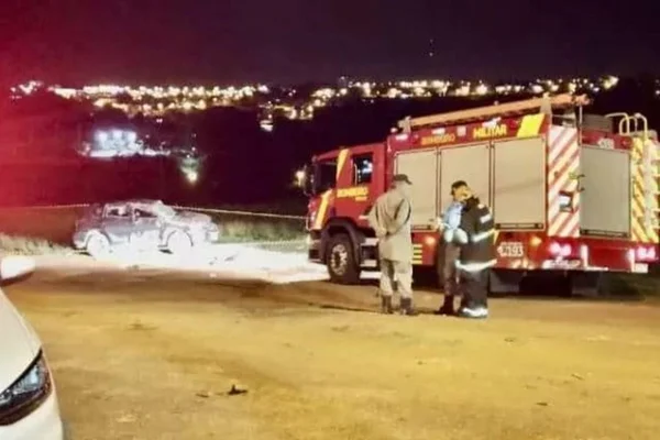 Entorno: adolescente é arremessado de carro durante capotamento