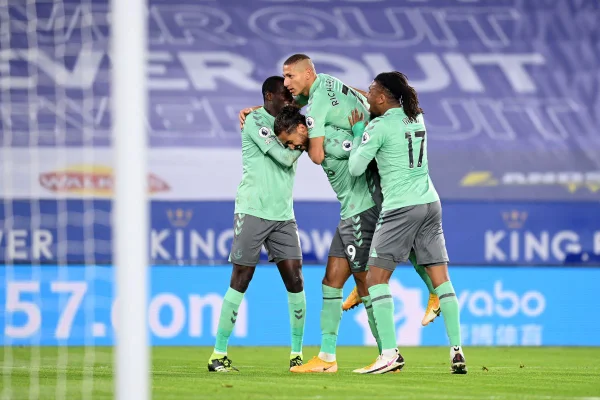 Everton bate o Leicester
