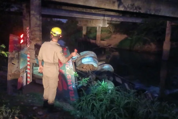 Motorista de caminhão-guincho morre após cair de ponte em Goiás