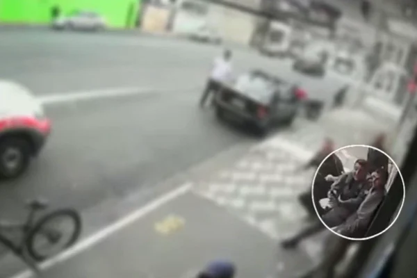 Imagem colorida de abordagem da PM onde homem rouba arma dos policiais - Metrópoles