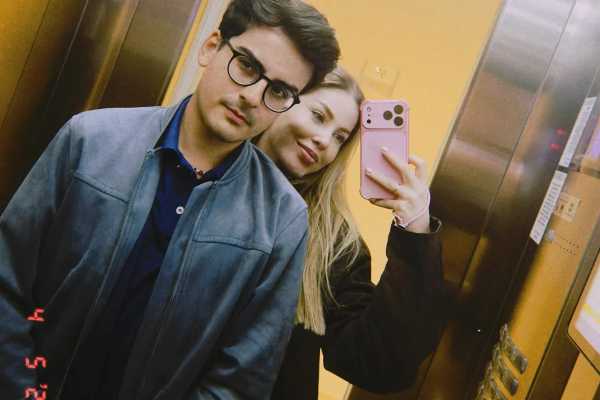 Dudu Camargo e Saory Cardoso fazem selfie no elevador Dudu Camargo e Saory Cardoso fazem selfie no elevador