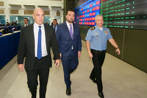 Ministro Alexandre de Moraes, acompanhedo do governador Cláudio Castro, visita sala de inteligência e controle do CICC no Rio de Janeiro Metropoles