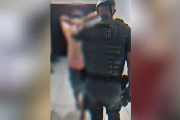 Imagem colorida mostra homem sendo preso após furtar comércios e igrejas no interior de SP - Metrópoles