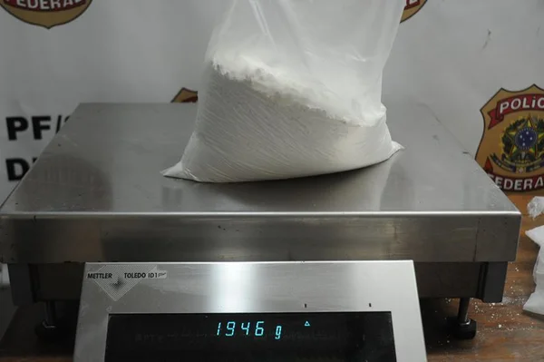 Homem é preso em aeroporto com cocaína escondida em vaso de flores