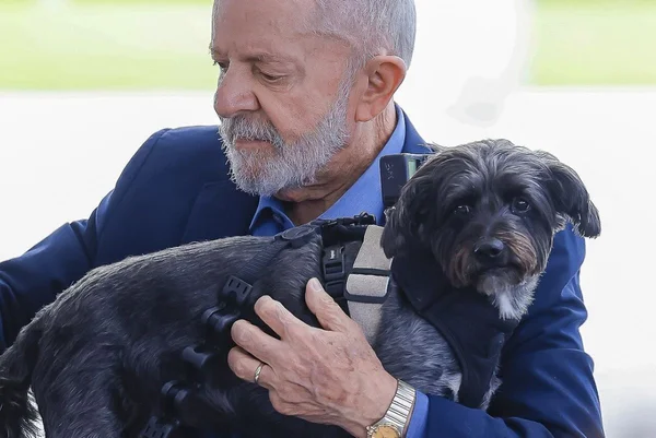 O presidente Luiz Inácio Lula da Silva (PT) e a cadela Resistência