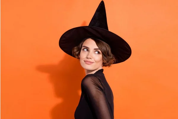 Mulher fantasiada de bruxa