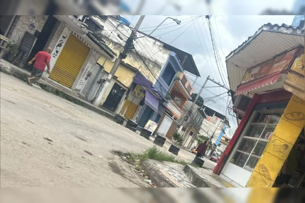 Comando vermelho ameaça moradores: "se tirar a barricada leva bala"