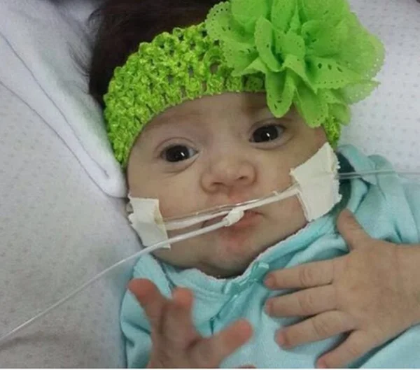 Após 4 meses de espera, bebê Elisa consegue vaga em UTI