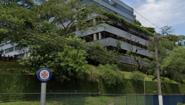 imagem colorida mostra prédio de escola