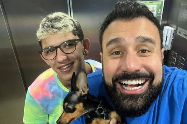 Apresentador da Record se declara para namorado 26 anos mais jovem