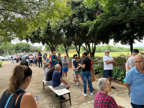 Fila para vacinação posto da 612 Sul
