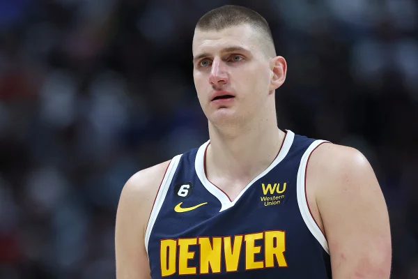Treinador dos Lakers brinca sobre como parar Jokic: “Sequestrá-lo”