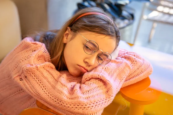 Imagem colorida de adolescente cansada durante o dia - Metrópoles