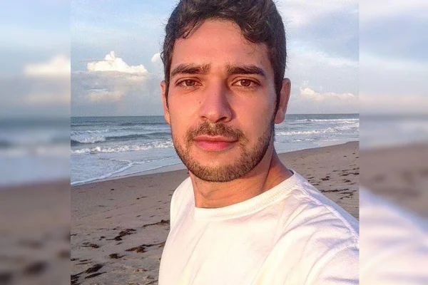 O corpo de João Emmanuel Ribeiro foi encontrado na manhã deste domingo (4/1), em uma parada de ônibus na DF-150, região do Grande Colorado, próximo à Sobradinho II (DF)