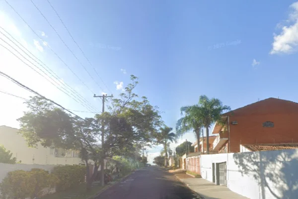 Imagem colorida de rua que teve casa alvo de ladrões em Campinas. Metrópoles