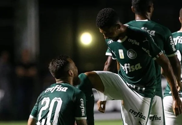 Barcelona faz proposta para tirar volante do Palmeiras