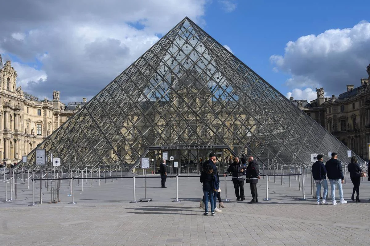 Louvre: ladrões usaram guindaste e motosserra e fugiram de scooter 1 Museu do Louvre