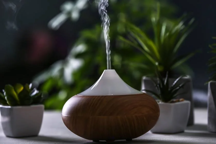 Aromatizador. Neste caso, adicionam-se duas ou três gotas do óleo escolhido no interior de um aparelho com água que cria uma nuvem de fumaça para liberar o aroma por todo o cômodo. Uma solução mais prática ao uso do aromatizador consiste em colocar as gotas numa xícara com água fervente, por exemplo, pois à medida que a água vai evaporando, o aroma é liberado para o ar Aromatizador. Neste caso, adicionam-se duas ou três gotas do óleo escolhido no interior de um aparelho com água que cria uma nuvem de fumaça para liberar o aroma por todo o cômodo. Uma solução mais prática ao uso do aromatizador consiste em colocar as gotas numa xícara com água fervente, por exemplo, pois à medida que a água vai evaporando, o aroma é liberado para o ar
