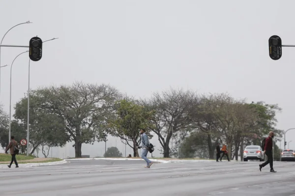Céu de Brasília amanhece coberto por forte neblina nesta segunda-feira - destaque galeria