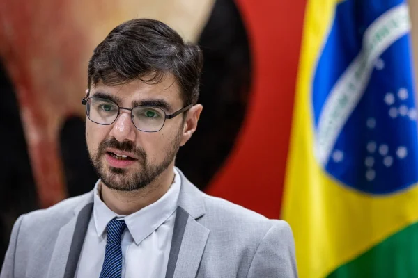 Imagem colorida do secretário de Política Econômica, Guilherme Mello, fala durante reunião do Ministério da Fazenda