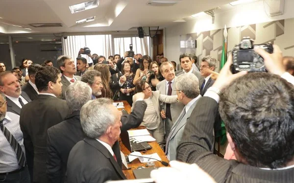 Sessão da Reforma Trabalhista é suspensa após bate-boca no Senado