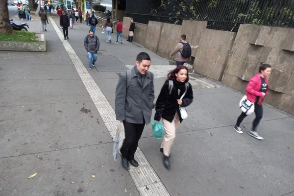Imagem mostra pessoas em dia frio em São Paulo - Metrópoles