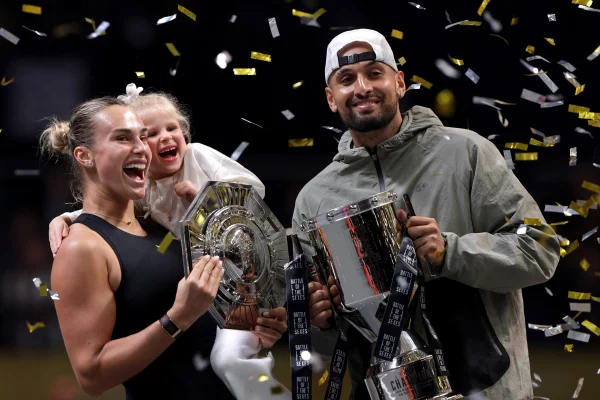Foto colorida de Kyrgios e Sabalenka na Batalha dos Sexos - Metrópoles