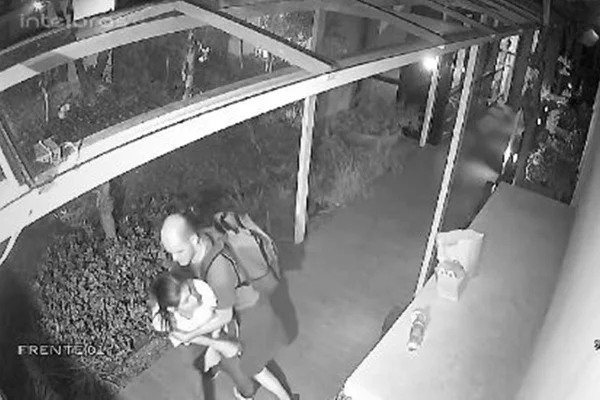 foto preto e branco de homem segurando mulher - metrópoles