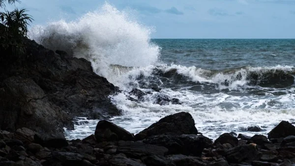 imagem colorida de ondas em mar agitado - Metrópoles